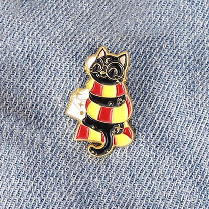 un pin's en forme de chat noir qui porte des lunetes rondes et l'écharpe de la maison gryffondeor de Poudlard.