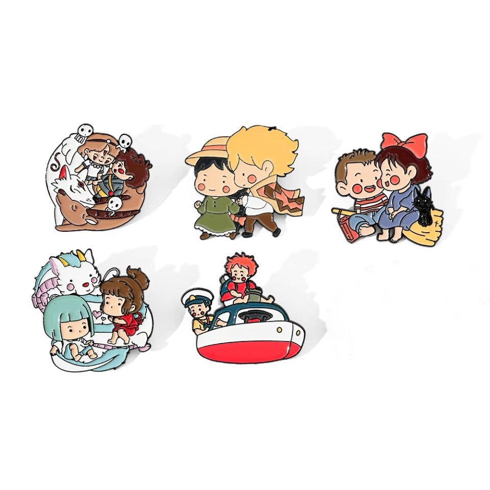 des pin's version chibi des films les plus populaires du Studio Ghibli : Kiki la petite sorcière, Princesse Mononoke, Le voyage de Chihiro, Ponyo sur la falaise et Le château ambulant. Idéal pour ajouter une touche original et pour les fans