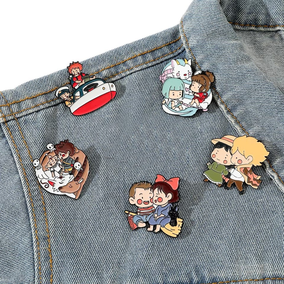 des pin's version chibi des films les plus populaires du Studio Ghibli : Kiki la petite sorcière, Princesse Mononoke, Le voyage de Chihiro, Ponyo sur la falaise et Le château ambulant. Idéal pour ajouter une touche original et pour les fans