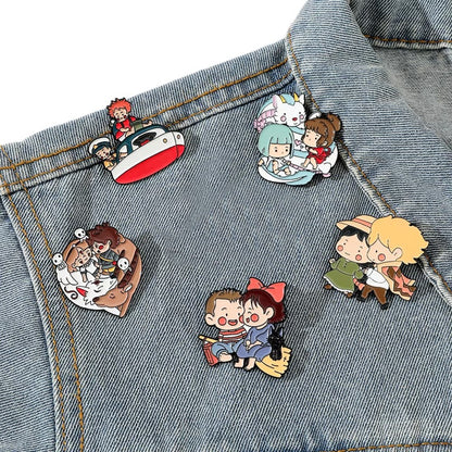 des pin's version chibi des films les plus populaires du Studio Ghibli : Kiki la petite sorcière, Princesse Mononoke, Le voyage de Chihiro, Ponyo sur la falaise et Le château ambulant. Idéal pour ajouter une touche original et pour les fans
