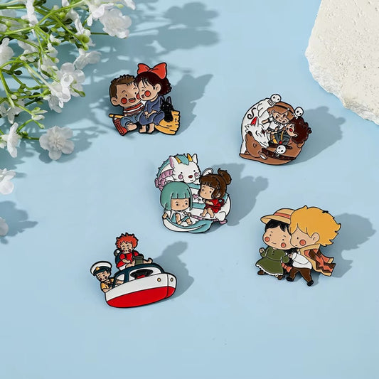 des pin's version chibi des films les plus populaires du Studio Ghibli : Kiki la petite sorcière, Princesse Mononoke, Le voyage de Chihiro, Ponyo sur la falaise et Le château ambulant. Idéal pour ajouter une touche original et pour les fans