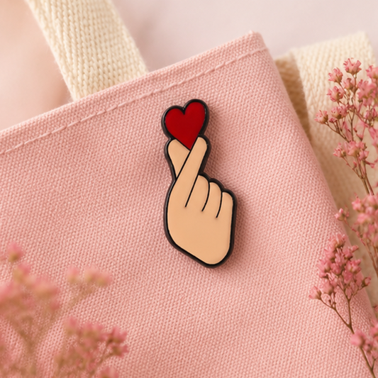 Pin's finger heart – broche métal geste coréen cœur 2,4x1 cm