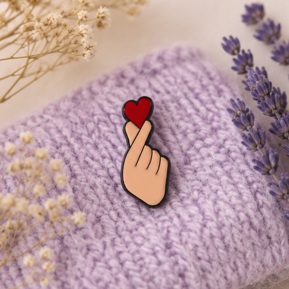 Pin's finger heart porté – broche kawaii amour coréen sur vêtement