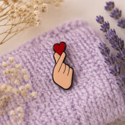 Pin's finger heart porté – broche kawaii amour coréen sur vêtement