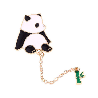 un pin's en forme d'un panda très mignon au bout, il y a une chainette avec un petit bambou