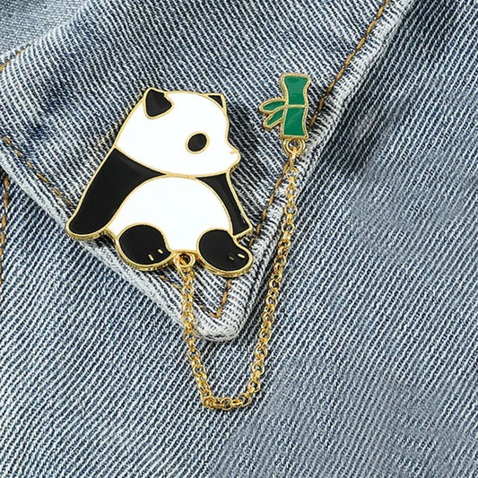 un pin's en forme d'un panda très mignon au bout, il y a une chainette avec un petit bambou