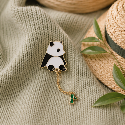 un pin's en forme d'un panda très mignon au bout, il y a une chainette avec un petit bambou