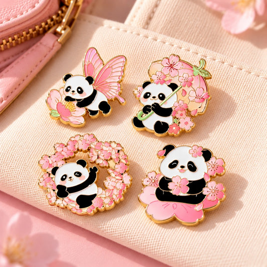 Quatre pin’s kawaii panda et fleurs de sakura roses, aux contours dorés, présentés sur une pochette en tissu beige. Ces adorables broches au style japonais, fleuri et poétique sont parfaites pour personnaliser un sac, une veste ou une trousse.