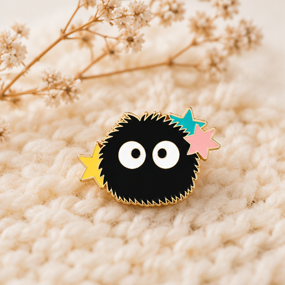 Pin's petite noiraude Ghibli – broche métal étoiles colorées 3x2 cm