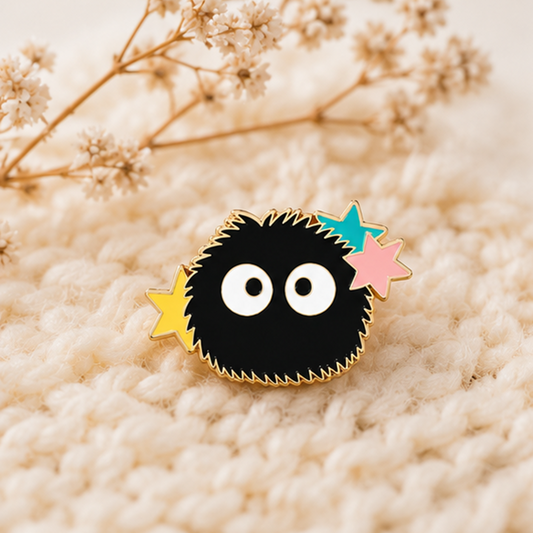 Pin's petite noiraude Ghibli – broche métal étoiles colorées 3x2 cm