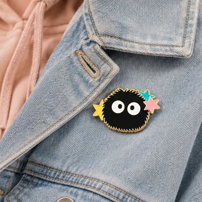 Pin's noiraude sur veste en jean – accessoire kawaii fan Ghibli