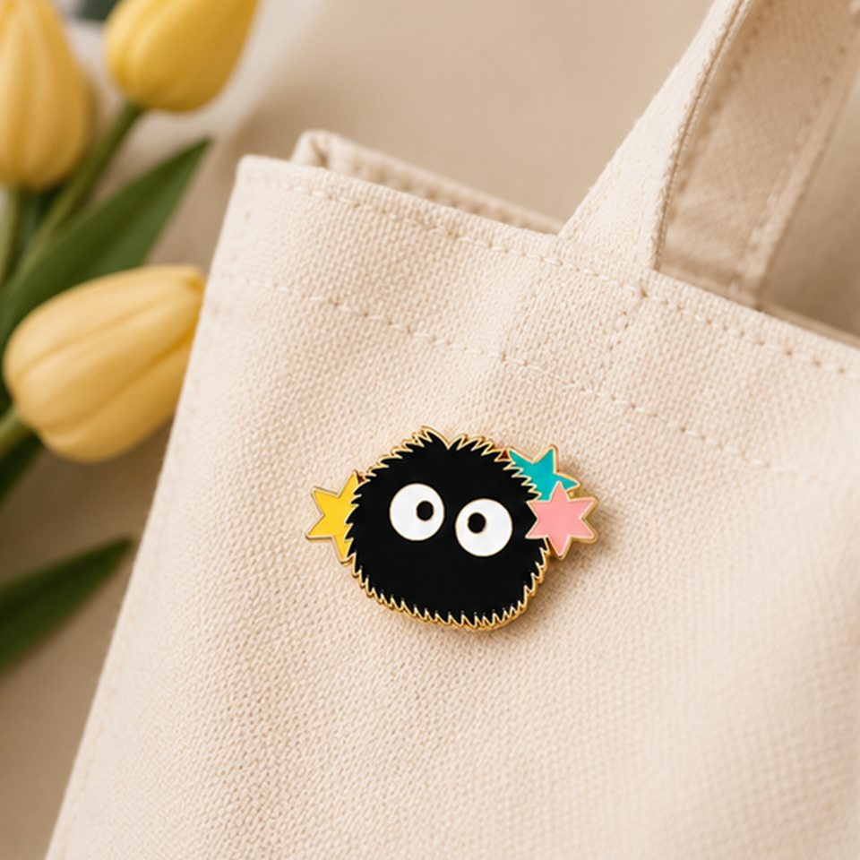 Pin's noiraude sur sac toile – broche fan Voyage de Chihiro kawaii