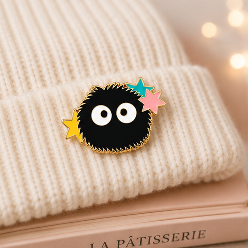 Pin's noiraude sur bonnet – bijou kawaii métal 3x2 cm Ghibli