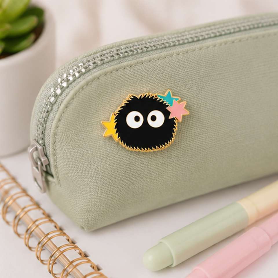 Pin's noiraude sur trousse verte – accessoire fan Studio Ghibli kawaii