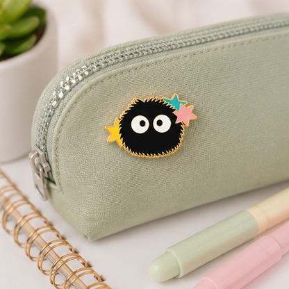Pin's noiraude sur trousse verte – accessoire fan Studio Ghibli kawaii