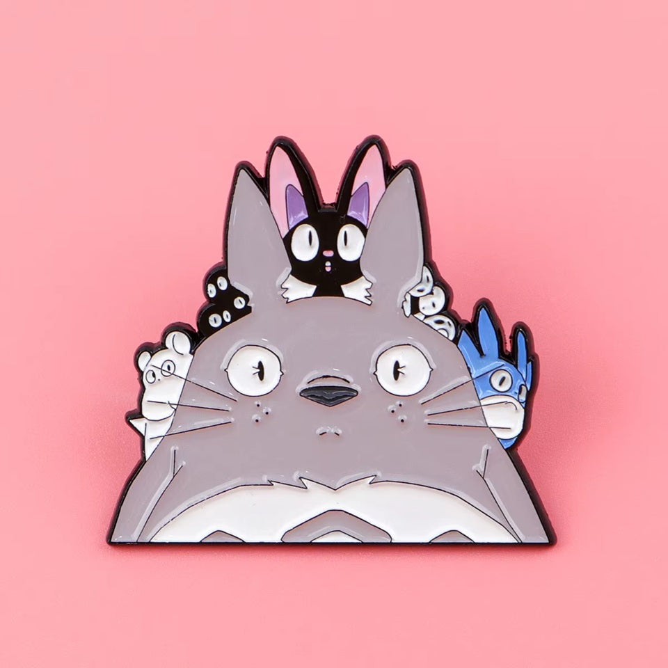 un pin's représentant Totoro, chibi totoro bleu, jiji le chat et les petits esprits des film du studio ghibli