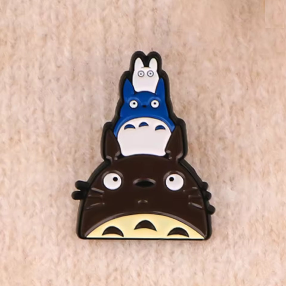 un pin's représentant totoro, chibi totoro bleu et blanc