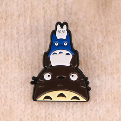 un pin's représentant totoro, chibi totoro bleu et blanc
