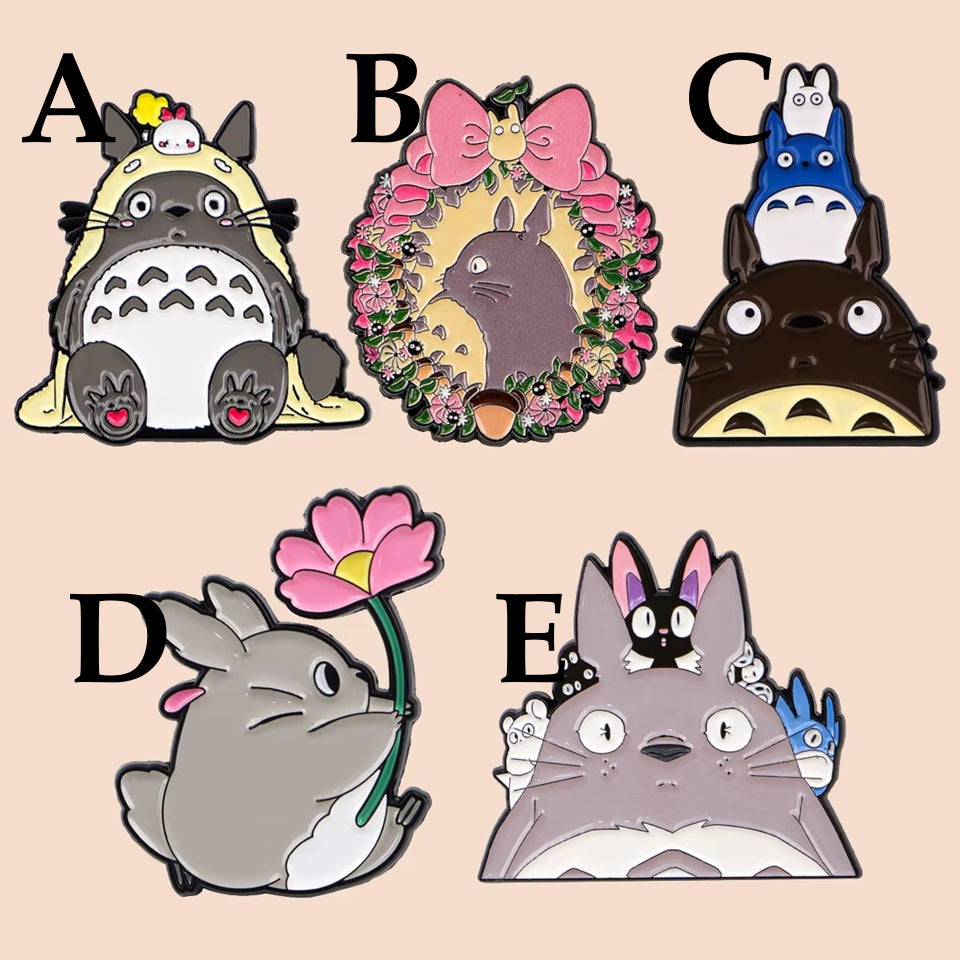 des pin's représentant totoro avec les chibi totoro et avec des fleurs.