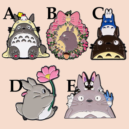 des pin's représentant totoro avec les chibi totoro et avec des fleurs.