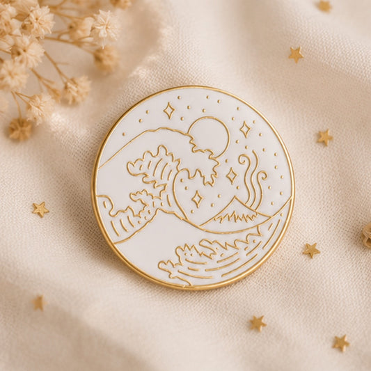 Pin’s vague japonaise minimaliste blanc et doré inspiré de la Grande Vague de Kanagawa ✨ Badge élégant avec détails raffinés représentant les vagues, le mont Fuji et un ciel étoilé dans un style poétique et épuré. Parfait pour ajouter une touche japonaise chic et artistique à une veste, un sac ou une collection kawaii.