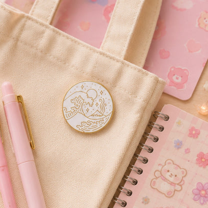 Pin’s vague japonaise minimaliste blanc et doré accroché sur un tote bag beige ✨ Badge élégant inspiré de la Grande Vague de Kanagawa avec détails raffinés représentant les vagues, le mont Fuji et un ciel étoilé. Parfait pour personnaliser un sac, une veste ou des accessoires avec une touche japonaise chic et poétique.