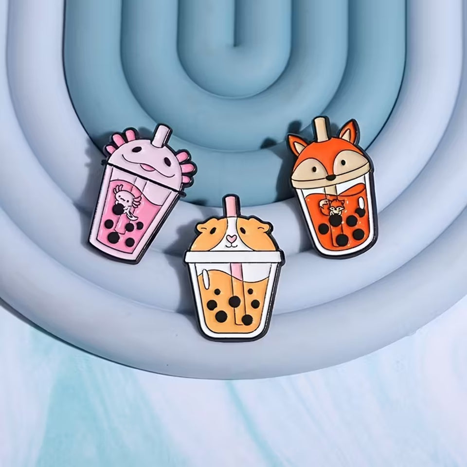 de jolis pin's en forme de bubble tea coloré et 'animaux qui pataugent dans le bubble tea. Le couvercle des pin's représente chaque animal. Ils sont trop mignons !