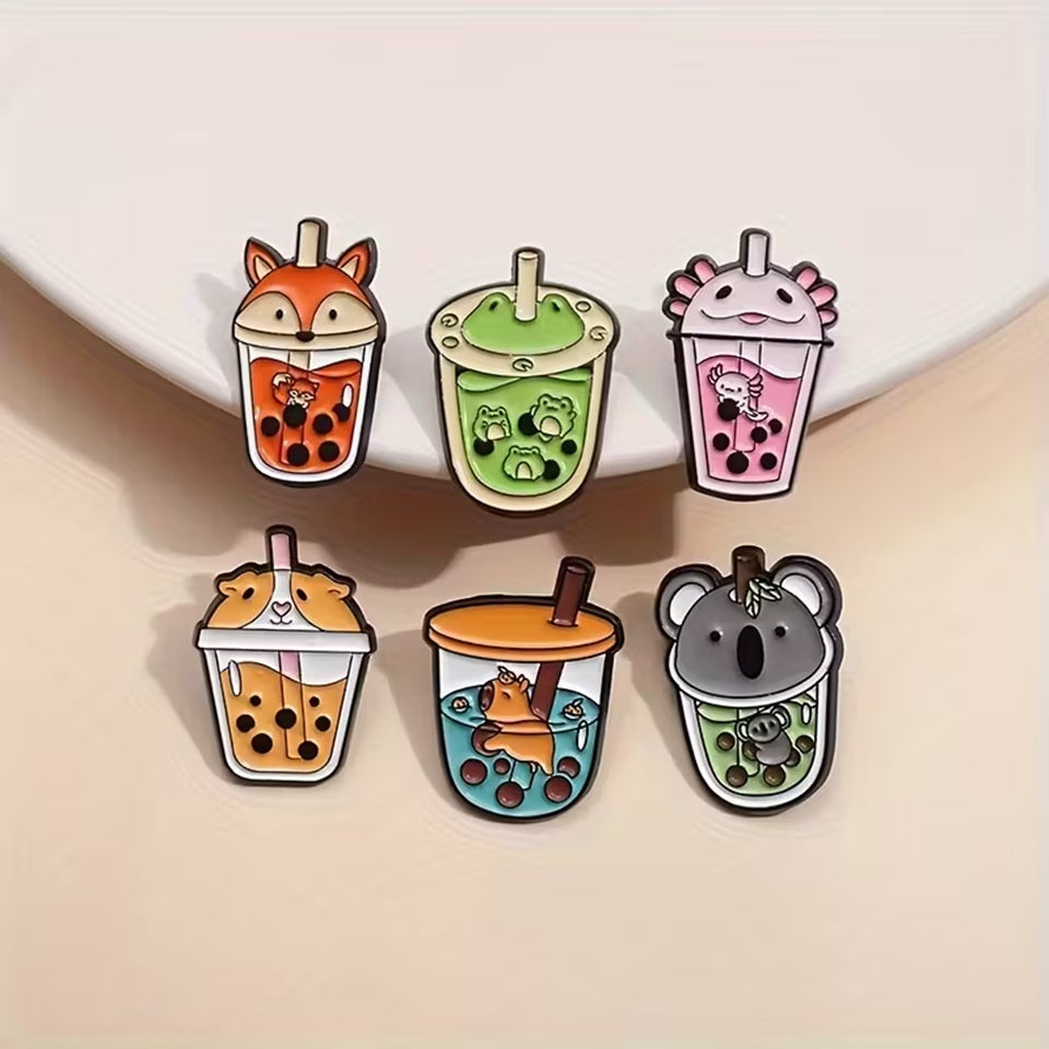 de jolis pin's en forme de bubble tea coloré et 'animaux qui pataugent dans le bubble tea. Le couvercle des pin's représente chaque animal. Ils sont trop mignons !