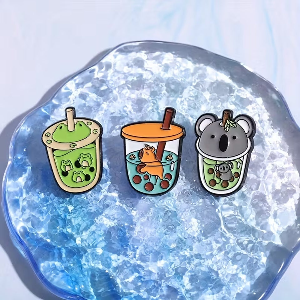 de jolis pin's en forme de bubble tea coloré et 'animaux qui pataugent dans le bubble tea. Le couvercle des pin's représente chaque animal. Ils sont trop mignons !