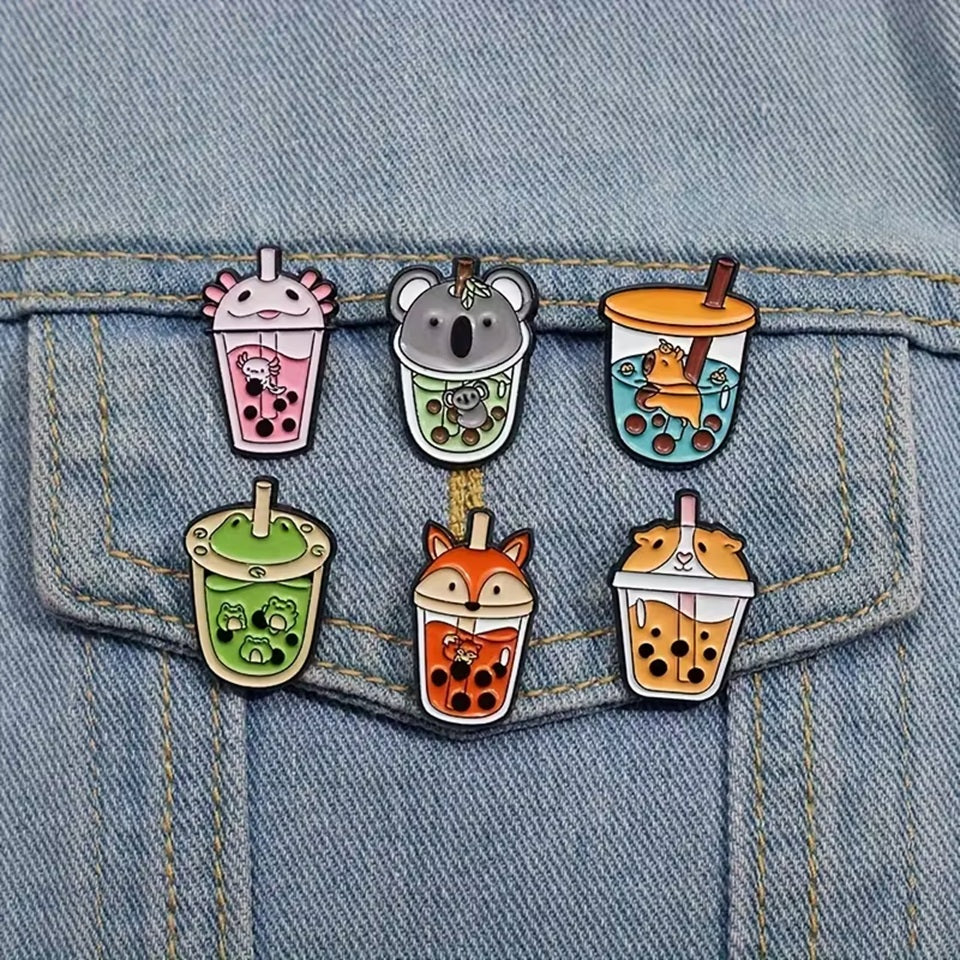 de jolis pin's en forme de bubble tea coloré et 'animaux qui pataugent dans le bubble tea. Le couvercle des pin's représente chaque animal. Ils sont trop mignons !