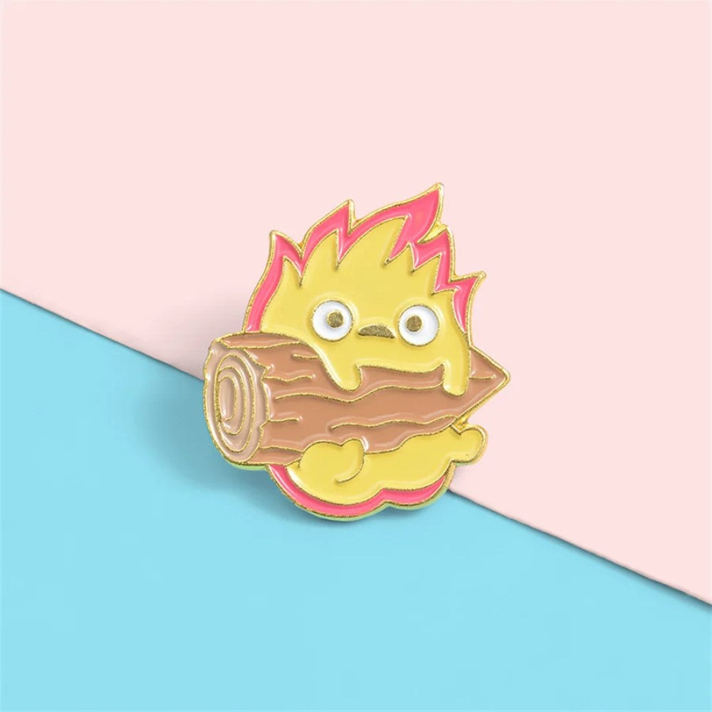 un adorable pin's représentant Calcifer le personnage du château ambulant tenant une buche de bois. Idéal à collectionner.