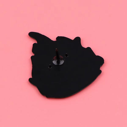 un adorable pin's en forme de calcifer du château ambulant. Expression du visage souriante et trop kawaii. 