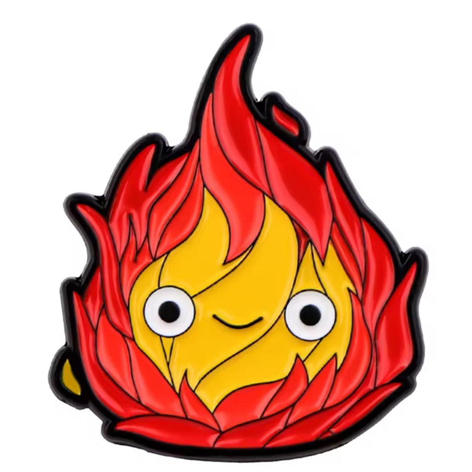 un adorable pin's en forme de calcifer du château ambulant. Expression du visage souriante et trop kawaii. 