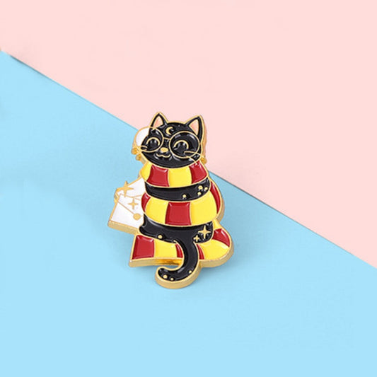 un pin's en forme de chat noir qui porte des lunetes rondes et l'écharpe de la maison gryffondeor de Poudlard.