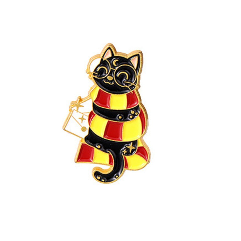 un pin's en forme de chat noir qui porte des lunetes rondes et l'écharpe de la maison gryffondeor de Poudlard.