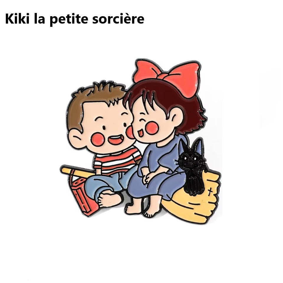 des pin's version chibi des films les plus populaires du Studio Ghibli : Kiki la petite sorcière, Princesse Mononoke, Le voyage de Chihiro, Ponyo sur la falaise et Le château ambulant. Idéal pour ajouter une touche original et pour les fans