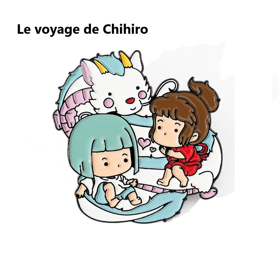 des pin's version chibi des films les plus populaires du Studio Ghibli : Kiki la petite sorcière, Princesse Mononoke, Le voyage de Chihiro, Ponyo sur la falaise et Le château ambulant. Idéal pour ajouter une touche original et pour les fans