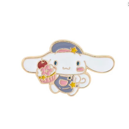un adorable pin's représentant Cinnamoroll en version pâtissier : il porte un joli tablier bleu et un cupcake gourmand !