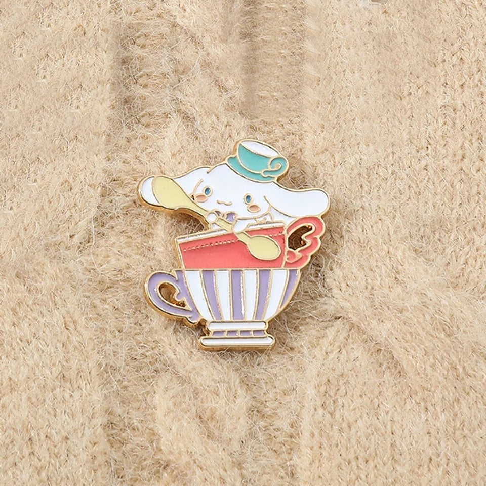 un pin's cinnamoroll qui porte une petite tasse sur la tête et qui tient une cuillère est assis dans une pile de tasse. L'ensemble rappelle le cirque et est très mignon.