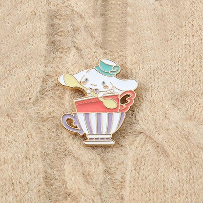 un pin's cinnamoroll qui porte une petite tasse sur la tête et qui tient une cuillère est assis dans une pile de tasse. L'ensemble rappelle le cirque et est très mignon.