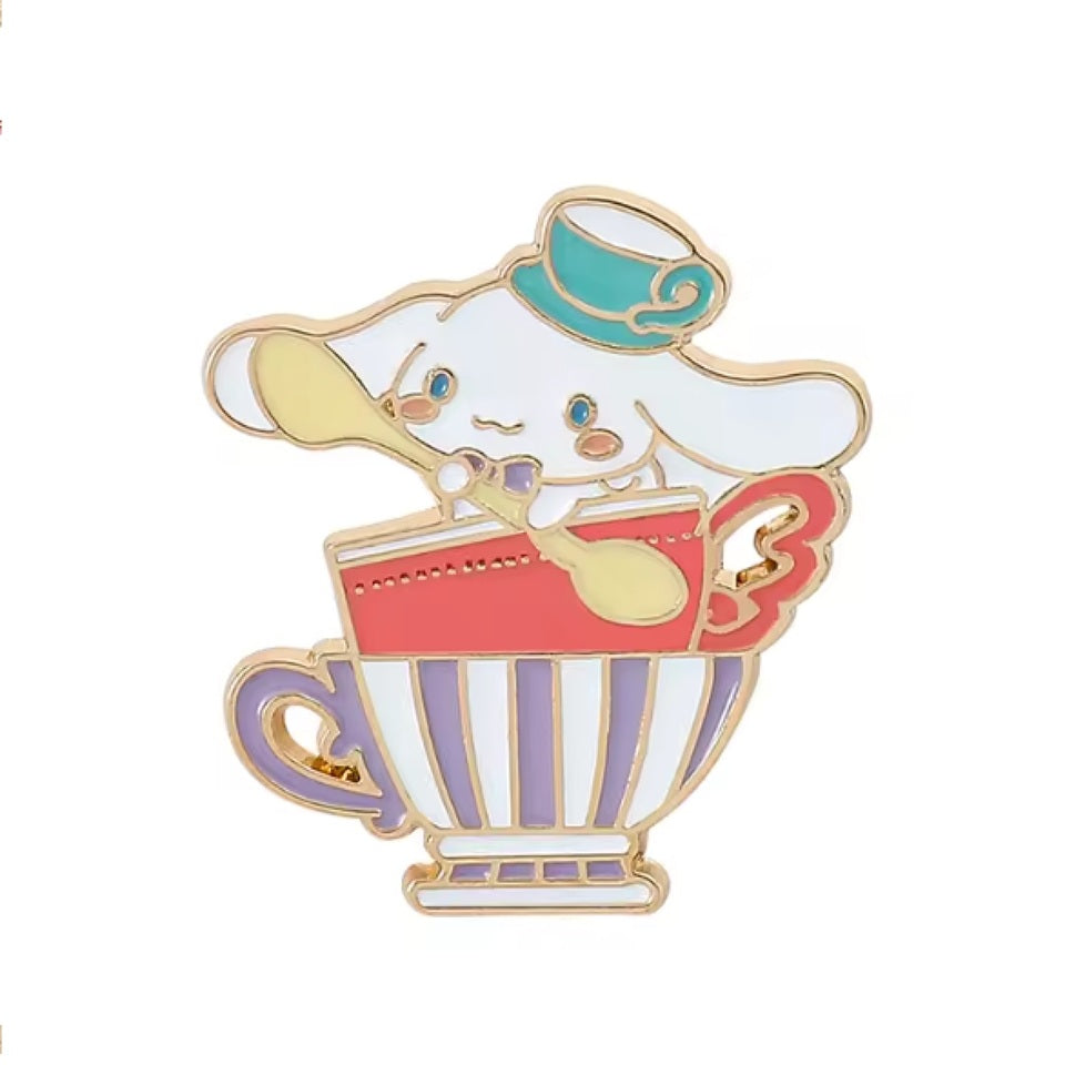 un pin's cinnamoroll qui porte une petite tasse sur la tête et qui tient une cuillère est assis dans une pile de tasse. L'ensemble rappelle le cirque et est très mignon.