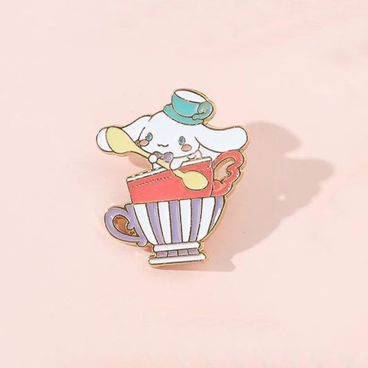 un pin's cinnamoroll qui porte une petite tasse sur la tête et qui tient une cuillère est assis dans une pile de tasse. L'ensemble rappelle le cirque et est très mignon.