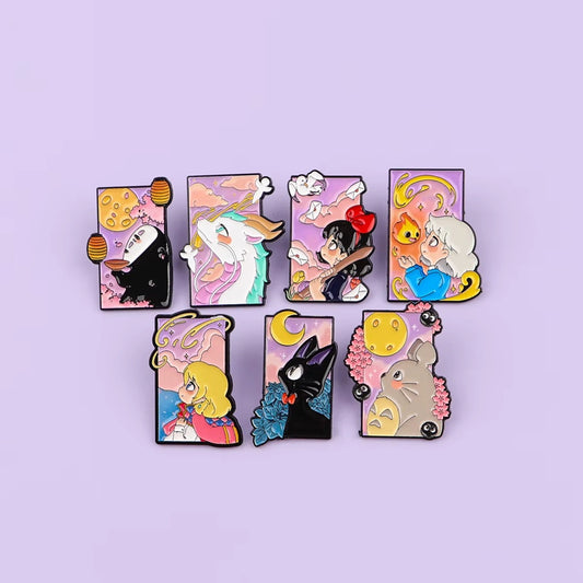 des pin's représentant des personnages du studio Ghibli : sans visage, haku, kiki la petite sorcière, sophie, hauru, jiji le chat et totoro dans un décor de paysage somptueux et colorés.