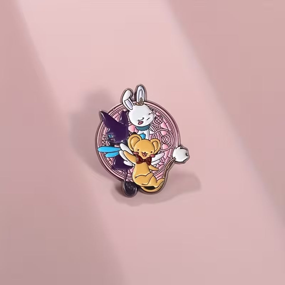 un pin's réunissant Kerobero, Spinel Sun et Monsieur Lapinou de l'univers magique et enchanteur de Card Captor Sakura.
