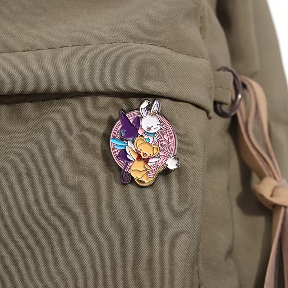 un pin's réunissant Kerobero, Spinel Sun et Monsieur Lapinou de l'univers magique et enchanteur de Card Captor Sakura.