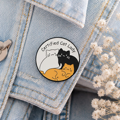 Pin's cat lady kawaii vue de face, trois chats blanc roux et noir, diamètre 3 cm 😺