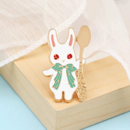 Pin's lapin blanc avec sa cuillère