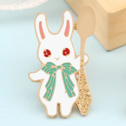 Pin's lapin blanc avec sa cuillère