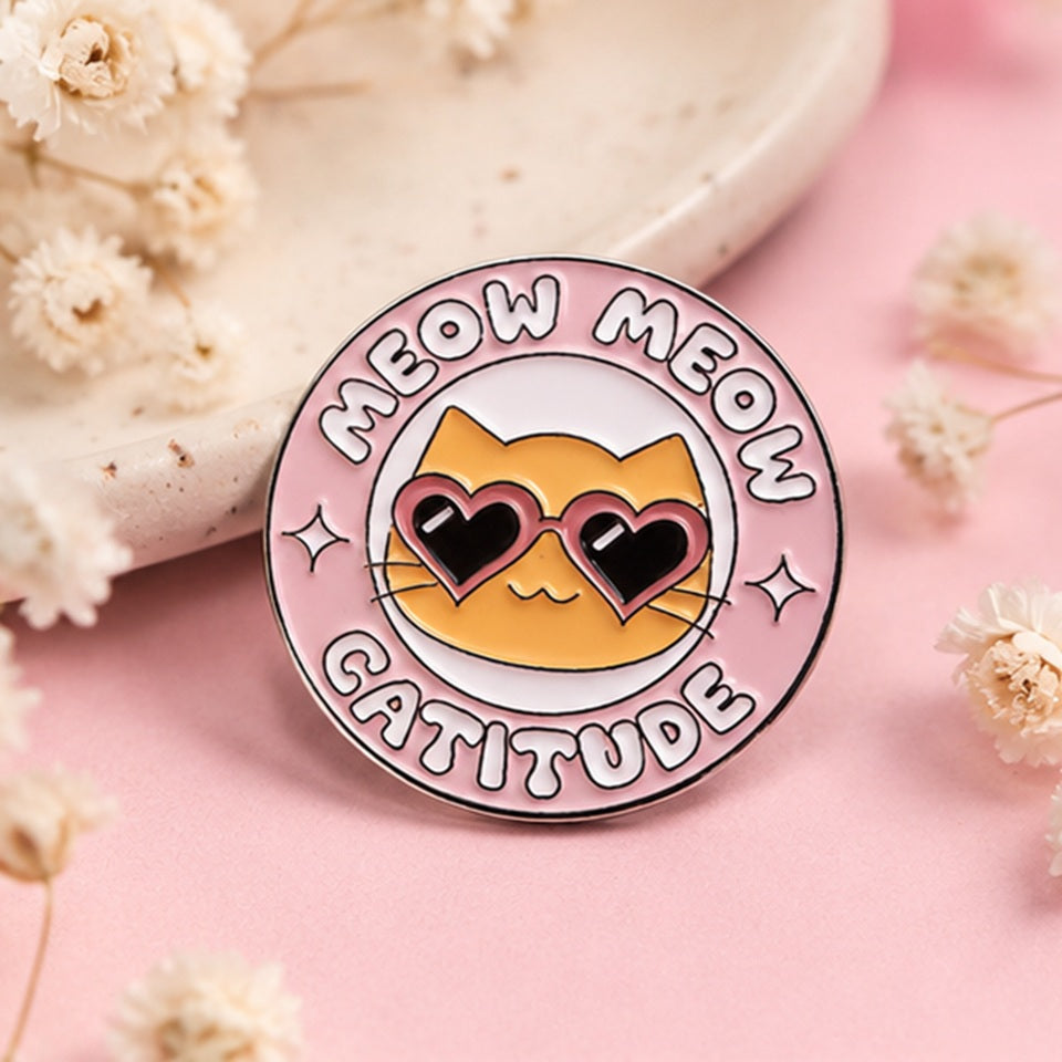 Détail du pin's meow catitude, chat orange kawaii et ses lunettes en forme de cœur 💕