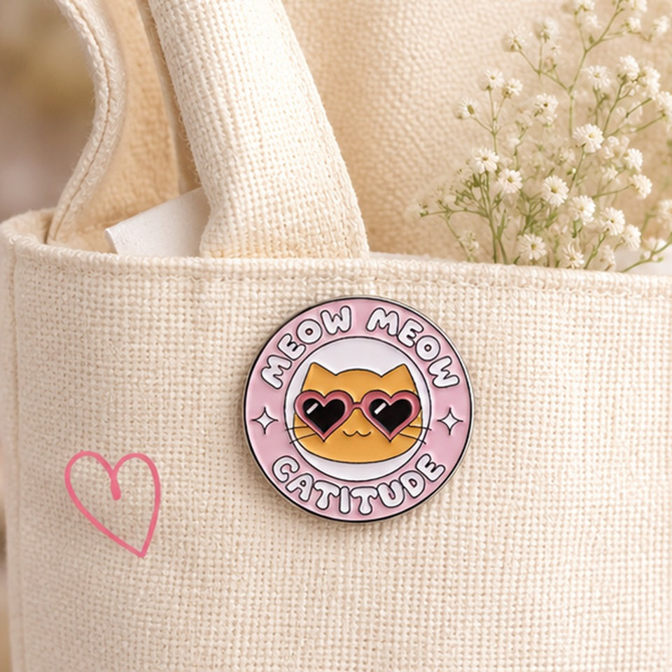 Pin's chat kawaii lunettes cœur porté sur une veste, accessoire kawaii fun et girly ✨